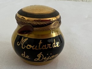 lot 64 image: Miniature Peint Main Rochard Limoges Mountarde de Dijon Trinket Box