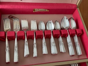 lot 111 image: Set of Vintage Community Plate Flatware