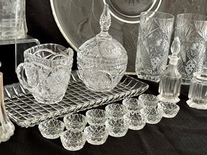 lot 110 image: Variety of Vintage Glassware