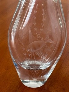 lot 104 image: Vintage Fish Design Etched Crystal Vase