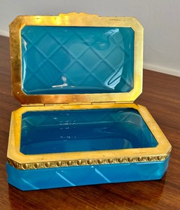 lot 100 image: Vintage Aqua Blue Diamond Patterned Glass Trinket Box