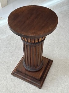 lot 94 image: Wooden Italian Made Pedestal