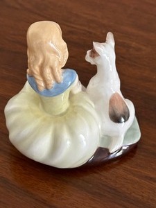 lot 153 image: Royal Doulton Golden Days Figurine