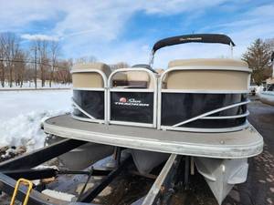 lot 5 image: 2018 SunTracker PB 22 XP3 Tri Toon