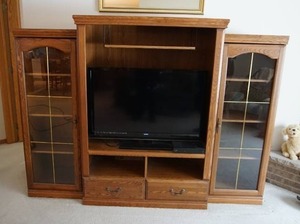 Beautiful Solid Oak Entertainment Center Shelving Storage Unit with Two Detachable Beveled-Glass Side Curios