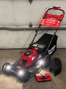 Milwaukee 2823-22HD M18 Fuel Cordless Self-Propelled Lawn Mower Kit
