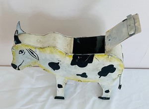 lot 31 image: Vintage Arts and Crafts Style Metal Cow Box