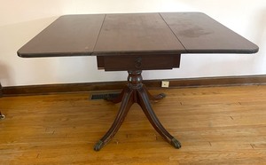 lot 9 image: Vintage Drop Leaf Table and 5 Chairs