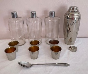 lot 39 image: Vintage Cocktail Set in a Leather Case