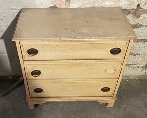 lot 78 image: Vintage 3 Drawer Dresser