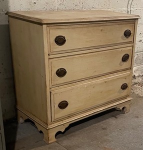 lot 84 image: Vintage Three Drawer Dresser