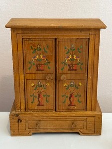 lot 14 image: Vintage Dollhouse Bedroom Furniture Set