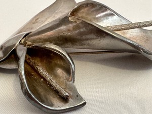 lot 20 image: Vintage Silver Floral Brooch