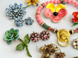 lot 24 image: Variety of Costume Jewelry Pieces