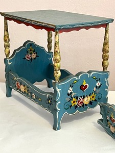 lot 60 image: Three Pieces of Vintage Dora Kuhn Dollhouse Furniture
