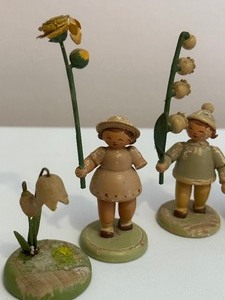 lot 48 image: Four Vintage Wooden Wena Kunst Figurines