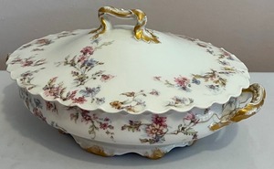 lot 56 image: Vintage Haviland Limoges Covered Dish