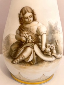 lot 50 image: Lovely Vintage Vase