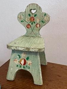 lot 64 image: Vintage Dollhouse Table and Chairs Set