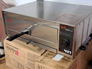 lot 207 image: Wisco Industries 421 1500W Pizza Oven (New)