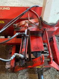 lot 1 image: Farm King Snowblower