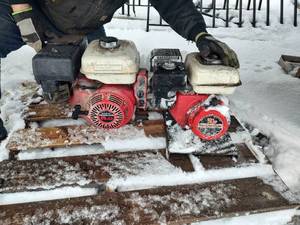 lot 24 image: Two Honda motors for parts or repair