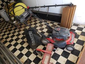 lot 3 image: Snapper Self Propelled Mulcher Mower with Dethatcher and Bagger Attachments
