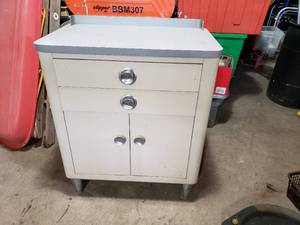 lot 27 image: All Metal Cabinet