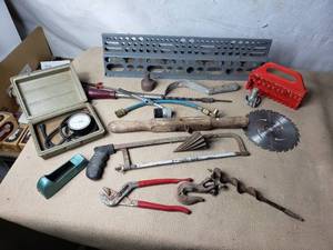lot 28 image: Lot of Tools