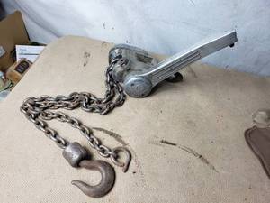 lot 38 image: Chisholm Moore 1 12 Ton Ratcheting Chain Hoist