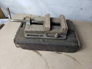 lot 39 image: Vice on a Wood Block