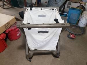 lot 58 image: Rubbermaid Garden Cart