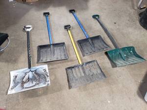 lot 67 image: Snow Shovels