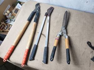 lot 126 image: Pruners and Trimmer