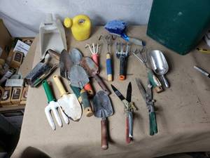 lot 172 image: Garden Hand Tools, Forks, Trimmers