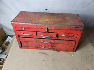 lot 186 image: Old Metal Toolbox and Contents