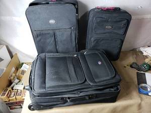 lot 187 image: Luggage