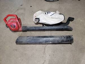 lot 52 image: Toro Electric Leaf Blower  Vacuum