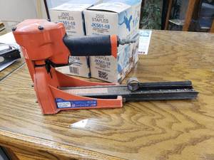 lot 191 image: Clincher Pneumatic Stapler with 4 Boxes of Staples