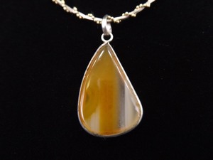 lot 23 image: .925 Sterling Silver Carmel Agate Duo Tone Vermeil&nbspPendant&nbspNecklace