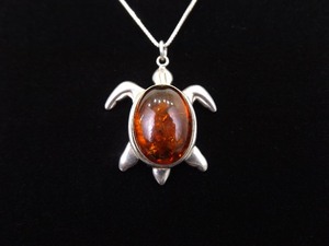 lot 25 image: .925 Sterling Silver Amber Cabochon Turtle&nbspPendant&nbspNecklace
