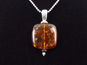 lot 26 image: .925 Sterling Silver Amber Cabochon&nbspPendant&nbspNecklace
