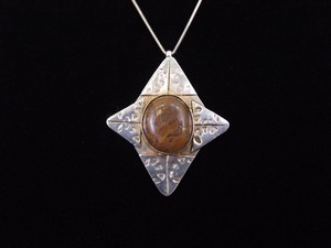 lot 33 image: .925 Sterling Silver Hand Hammered Brown Jasper Star Pendant Necklace