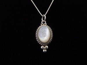 lot 37 image: .925 Sterling Silver Mother of Pearl Cabochon Pendant Necklace