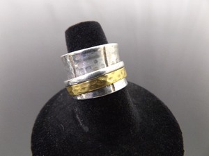 lot 76 image: .925 Sterling Silver Hand Hammered Fidget Spinner Ring Size 7