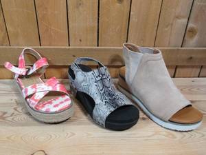 lot 7 image: 3 Pairs of Womens Boutique by Corkys, Size 9