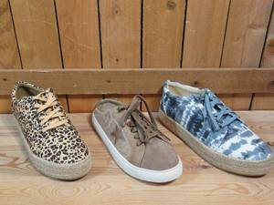 lot 9 image: 3 Pairs of Womens Boutique by Corkys, Size 9