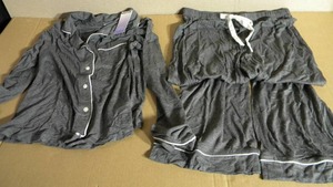 lot 152 image: New w Tags - Womans Stars Above 2 Piece Sleepwear Set (Size Small)