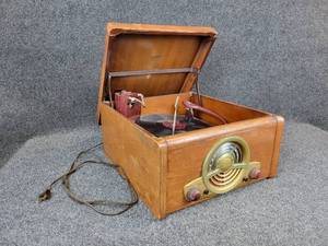 lot 1142 image: Vintage Zenith RadioTurntable, Model 6R886 - NO SHIPPING
