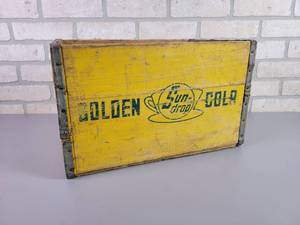 lot 1031 image: Vintage Sun Drop - Golden Cola Crate - St. James Bottling Co.